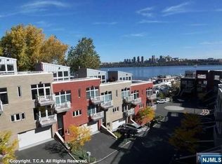 10 Vela Way, Edgewater, NJ 07020