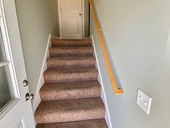 2nd image of 818 Grand Ave NE APT B