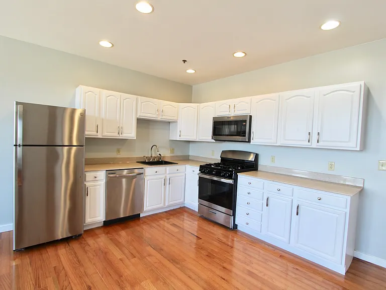 327 Main St #4 — Photo 2