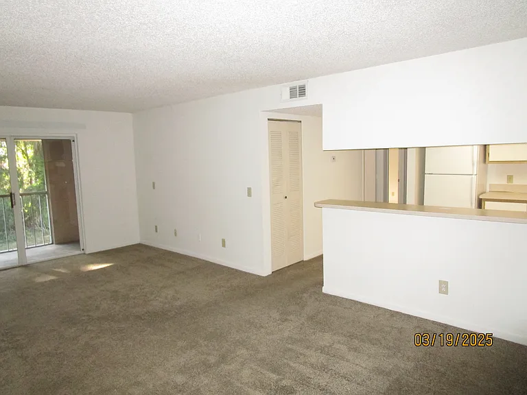 LIVING/DINING AREA
