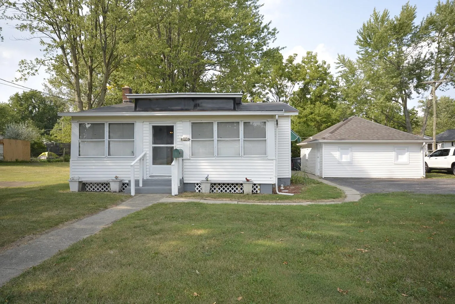 1225 E Market St photo 1