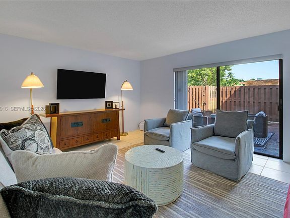 5th image of 825 Center St APT 14B