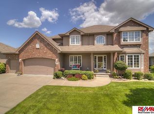 213 Longwood Dr, Papillion, NE 68133
