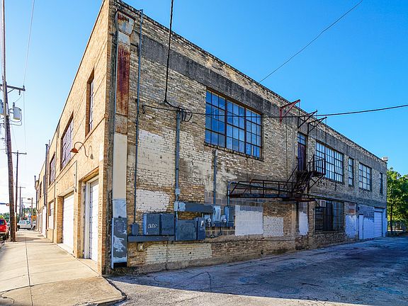 4th image of 900 Broadway St