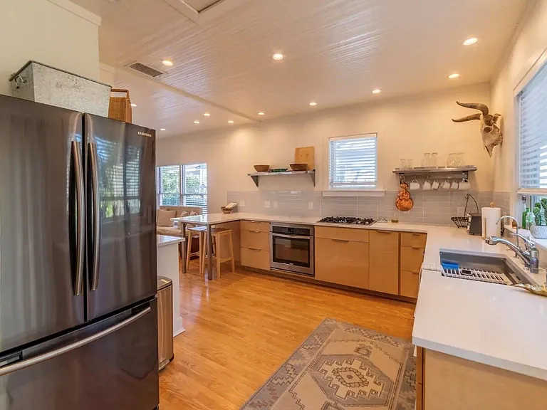 1503 Newton St — Photo 10