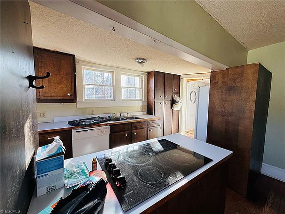 5th image of 1052 S Recreation Rd