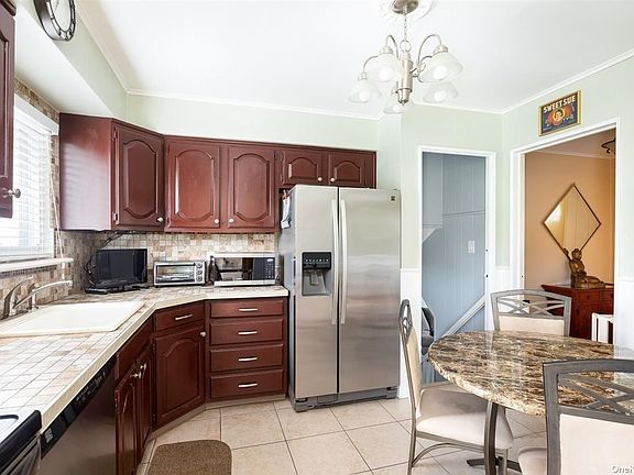 5th image of 208 Vincent Dr