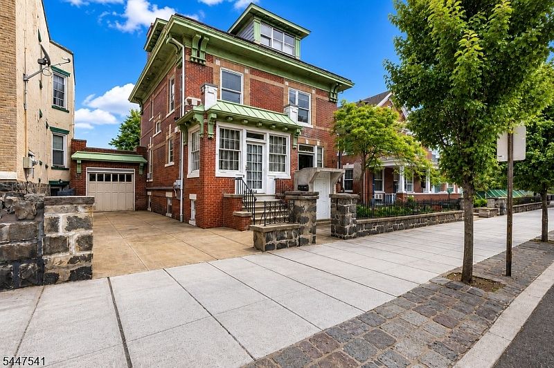 1st image of 204 Palisade Ave
