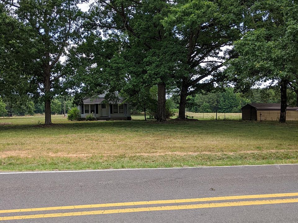 Front of house showing pasture to the right with walk in shelter.
