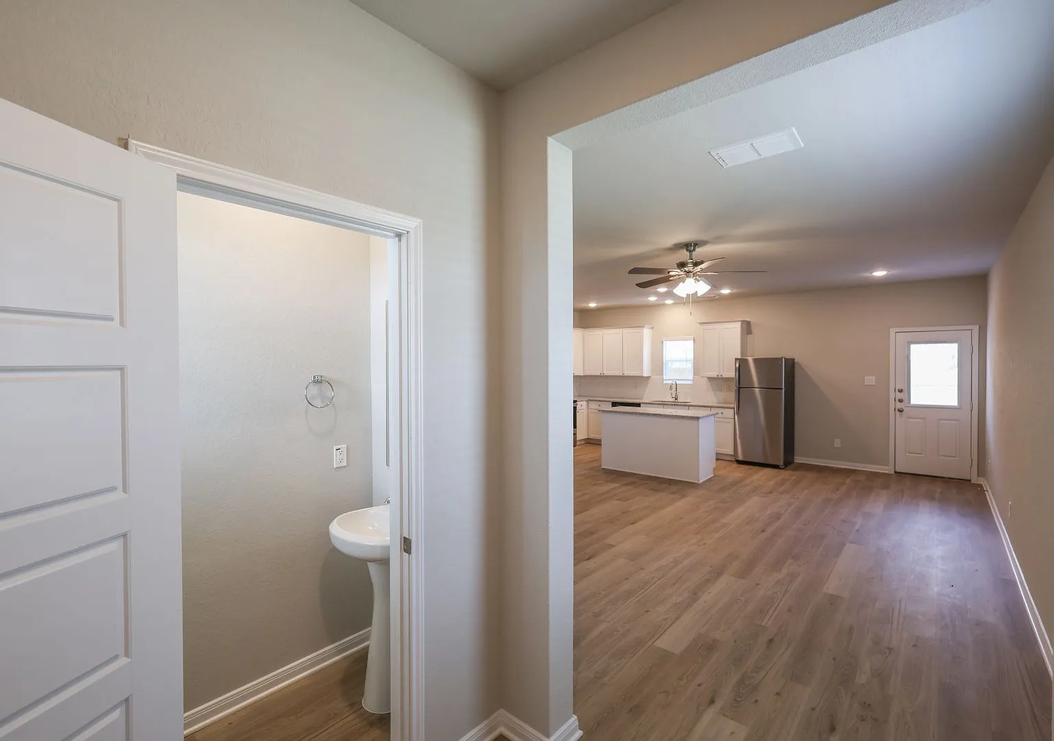Modern 3 Bed 2.5 Bath Townhouse Near La Cantera & UTSA — Photo 2