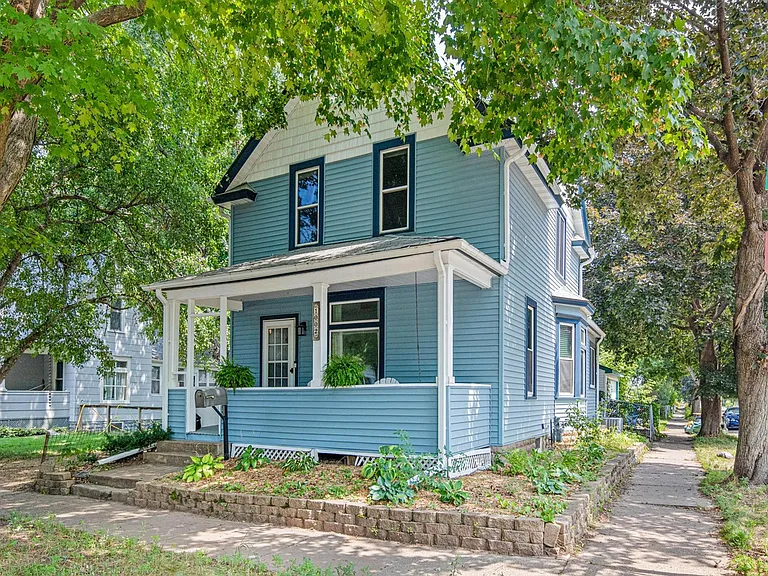 1002 Oxford St N — Photo 1