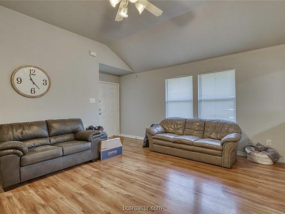 4th image of 923 Crested Point Dr