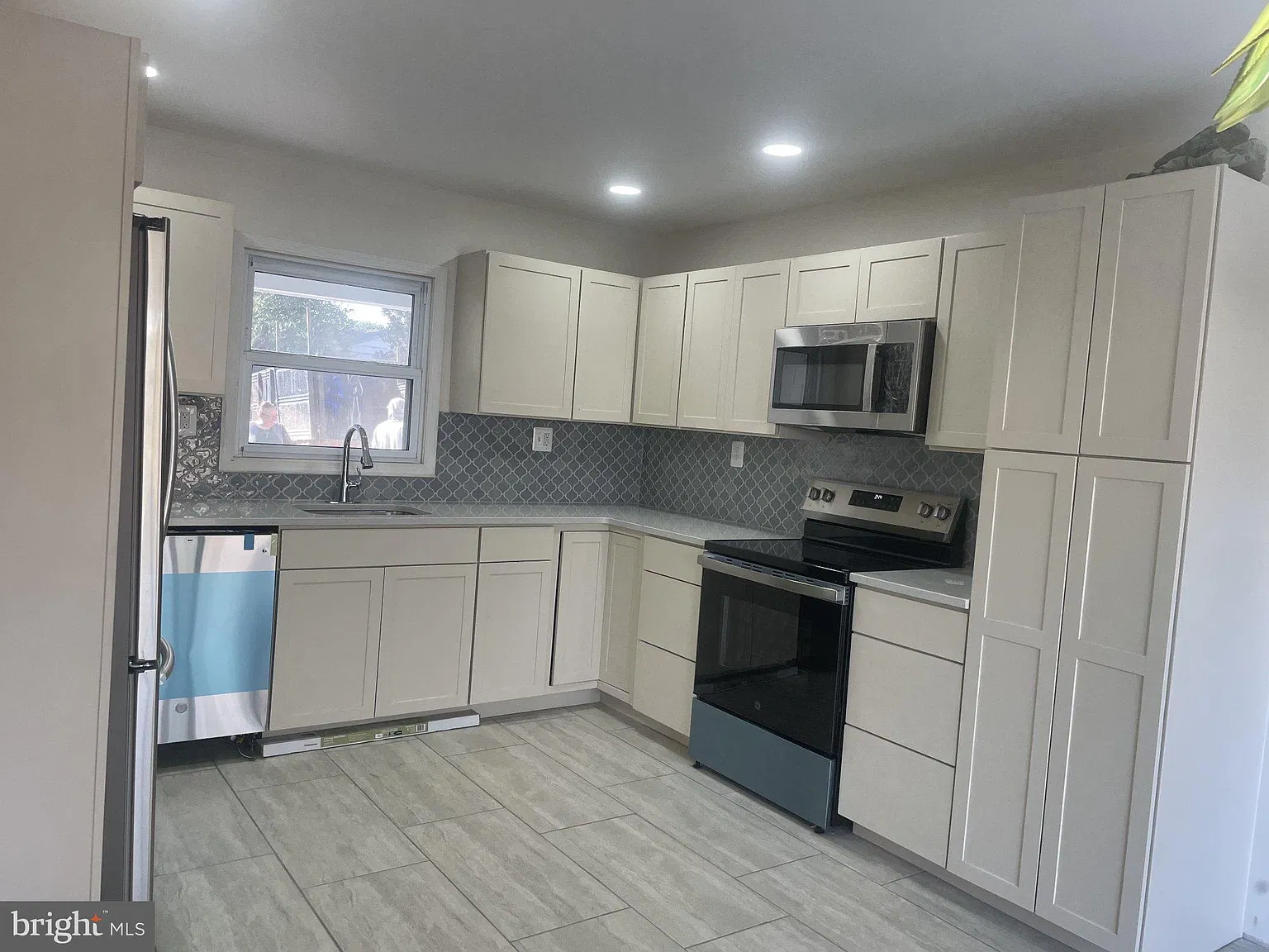 3 bed, 2.0 bath, 1583 sqft, $3,350 — Photo 2