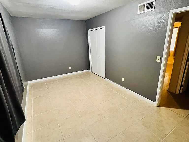 513 W Henry St — Photo 5