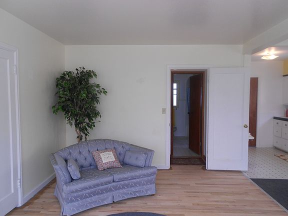 3rd image of 256 E 14th St