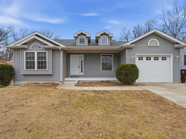 121 Apple Ct, Creve Coeur, IL 61610