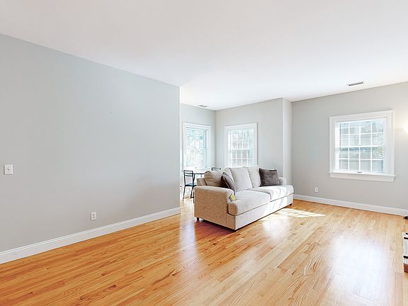 3rd image of 51 Wallace St Floor 2