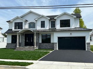 15 Cedar Dr E, Old Bethpage, NY 11804