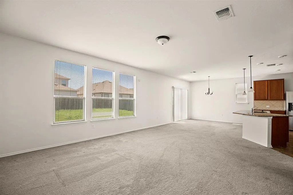 3 bed, 2.5 bath, 2489 sqft, $2,050 — Photo 3