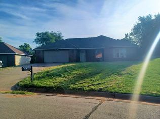 3215 Highland Dr, Enid, OK 73701