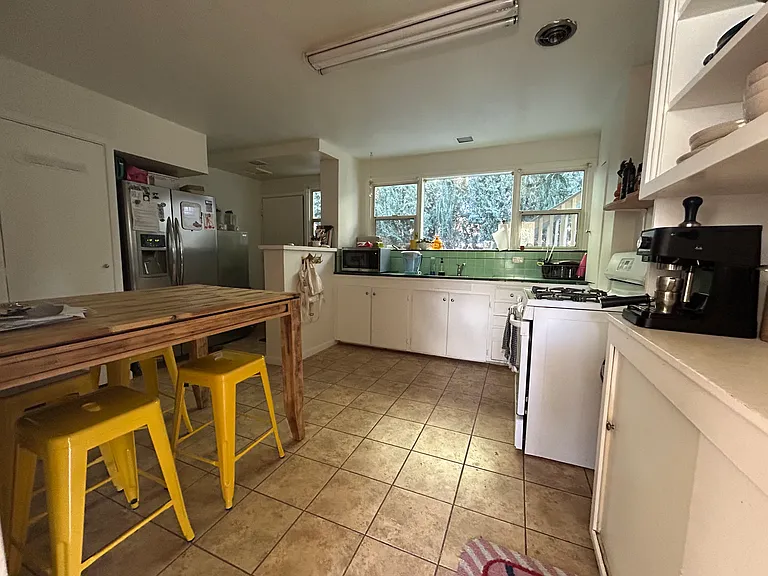 601 Kindred Ln #B — Photo 3