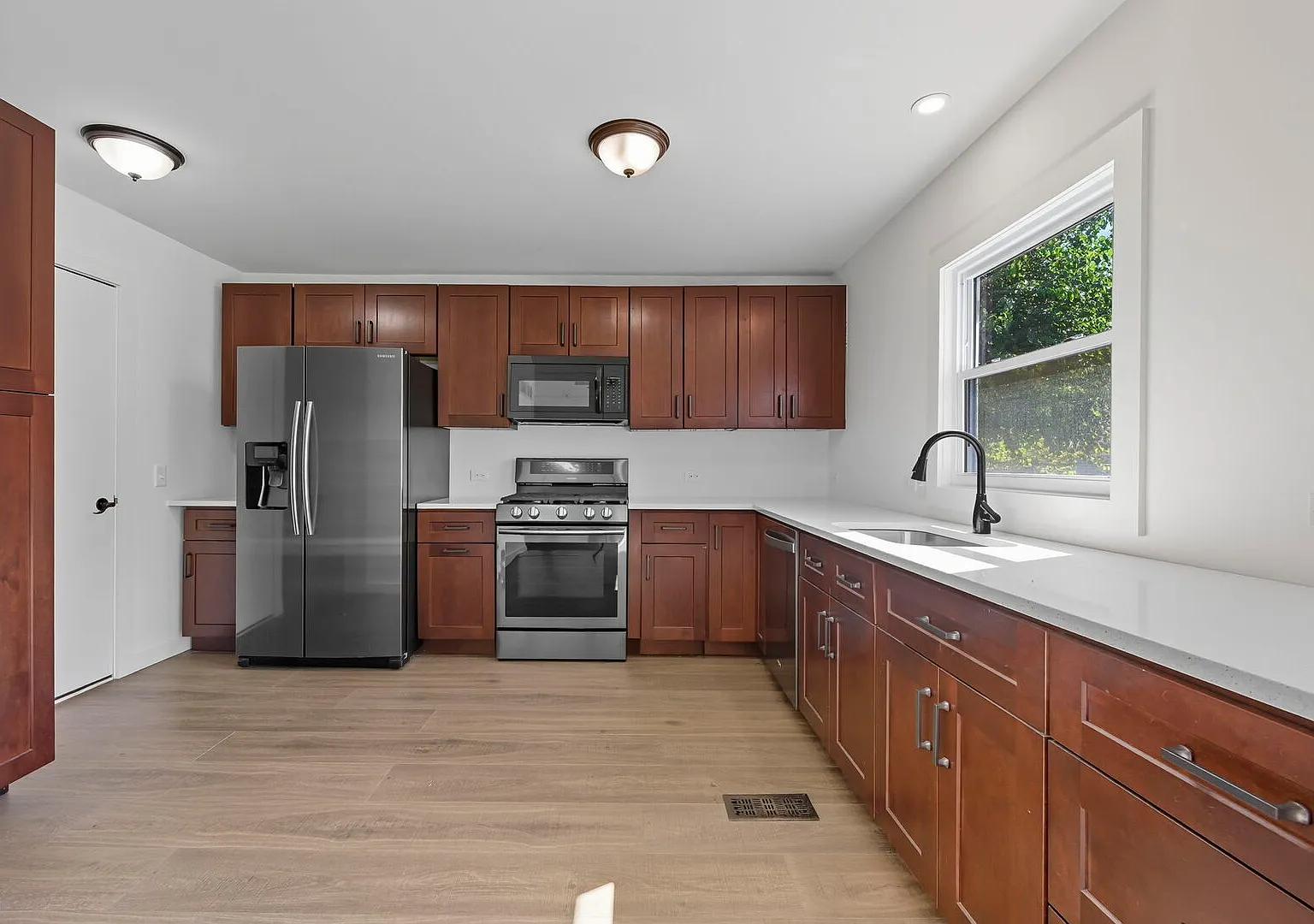 2 bed, 1.5 bath, 1666 sqft, $2,300 — Photo 4