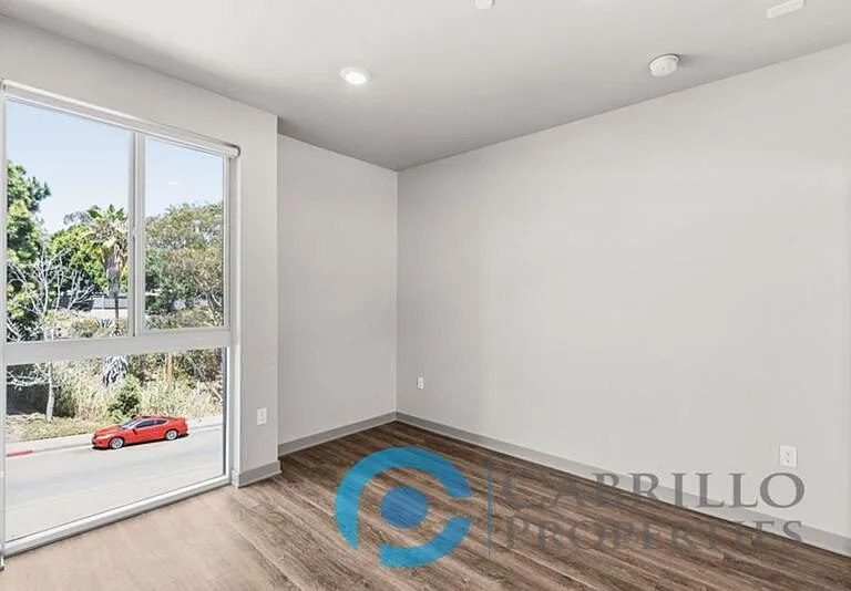 3093 Broadway #302 — Photo 2