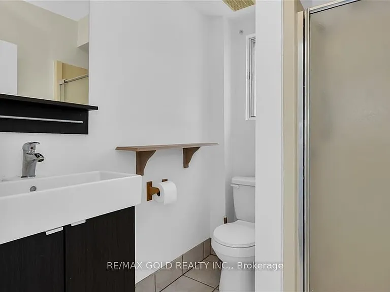 746 King St W — Photo 10