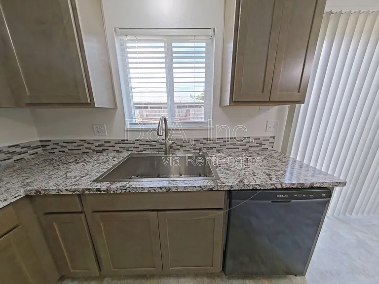 140 NE Conifer Blvd #8 — Photo 4