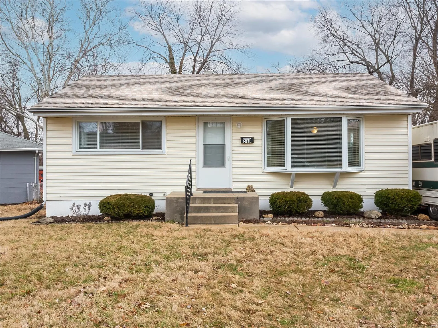 310 De Smet Dr photo 1