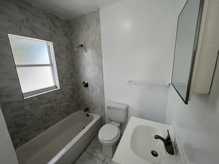 1935 SW 2nd St #5 — Photo 8