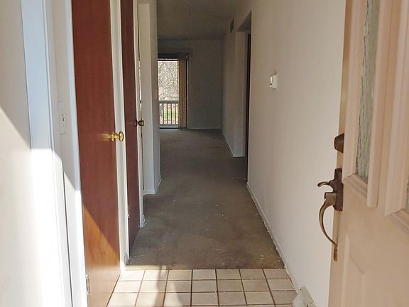 3rd image of 595 Maple Creek Dr
