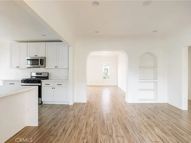 738 S Stanley Ave — Photo 5