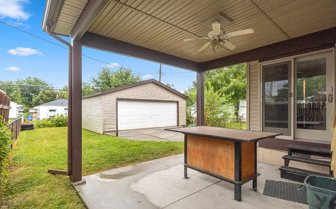 3 bed, 1000 sqft, $2,100 — Photo 2