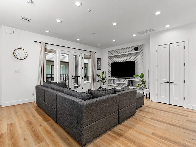 3030 Live Oak St — Photo 10