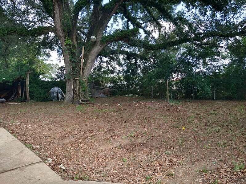 2nd image of 2641 Mission Rd