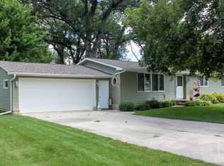 120 17th Ave NE, Hampton, IA 50441