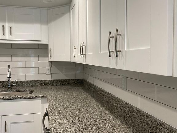 Kitchen - plenty of counter space