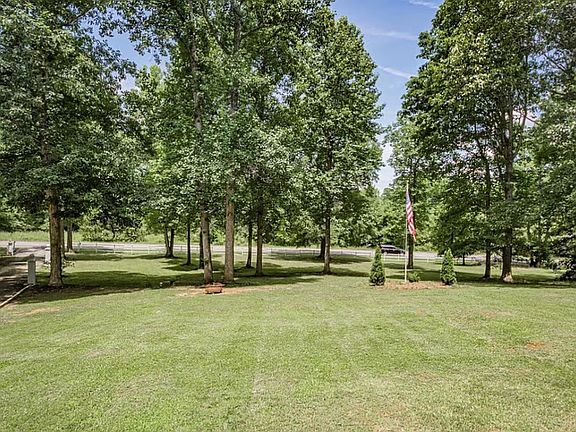 Huge yard to enjoy