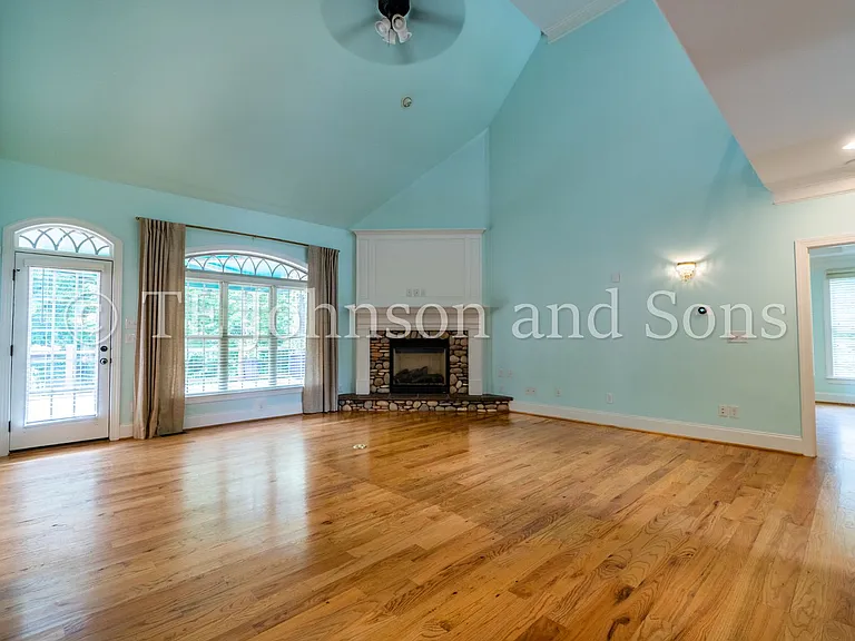 1112 Oakencroft Ct — Photo 6