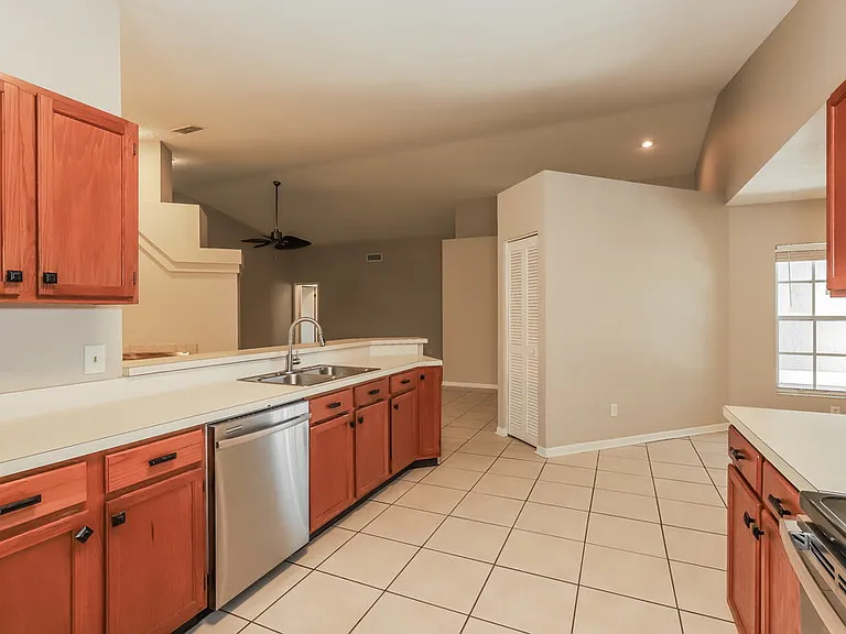 1521 Vernon Ct — Photo 7