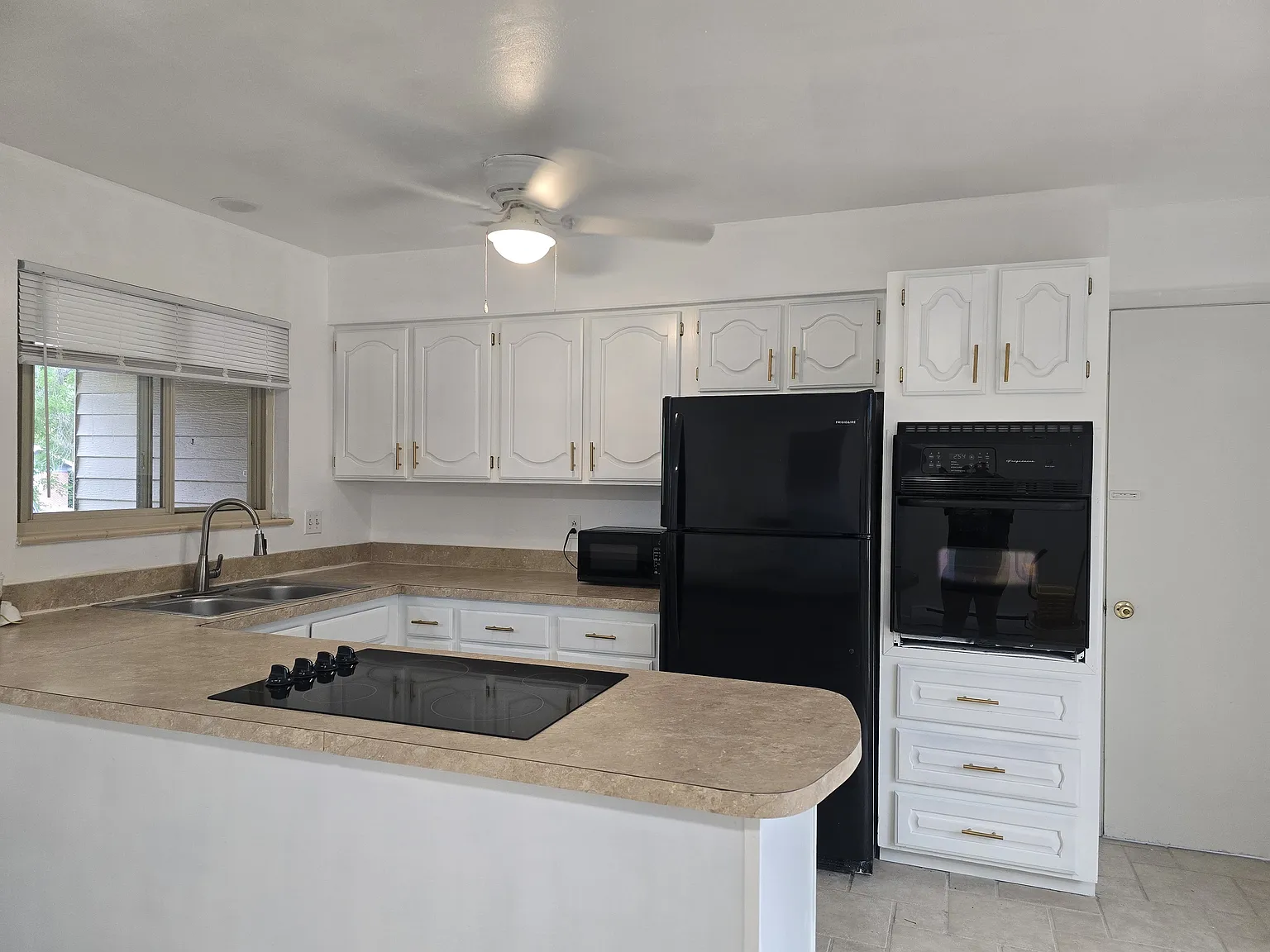 3 bed, 1200 sqft, $2,600 — Photo 3