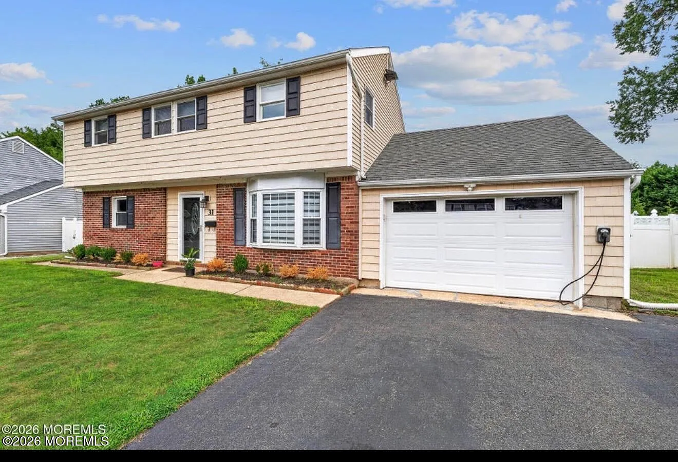 4 bed, $3,200 — Photo 1