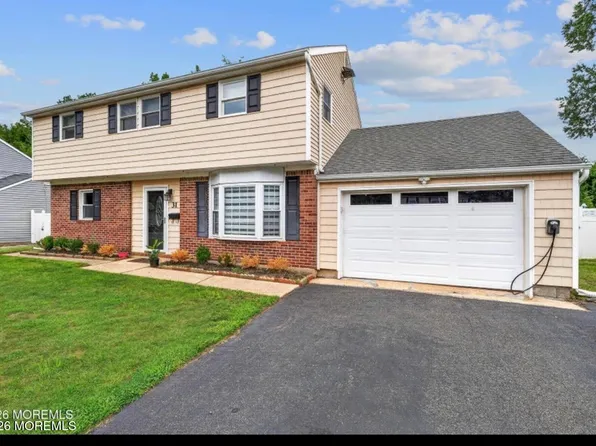 31 Peach Tree Rd, Oakhurst, NJ 07755