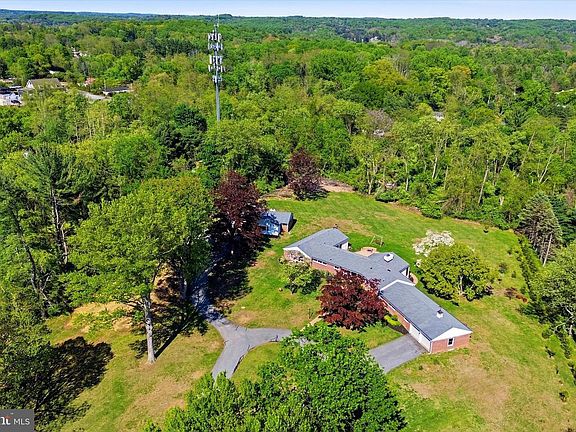 3rd image of 110 Ponds Edge Dr