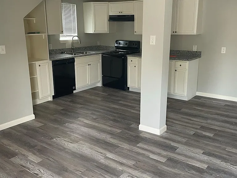 9216 1/2 E Avenue P — Photo 2