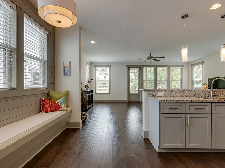 1813 Sherwood Ln — Photo 9