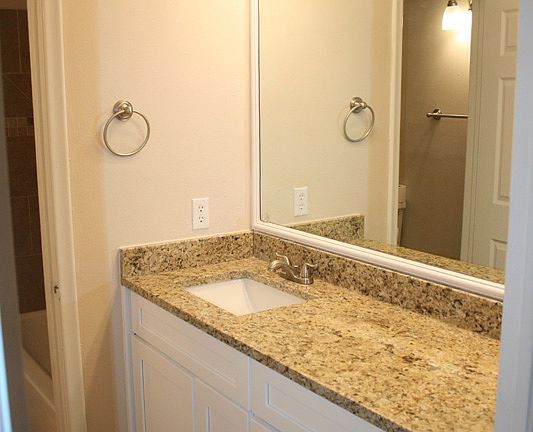 5th image of 819 Karen Ln