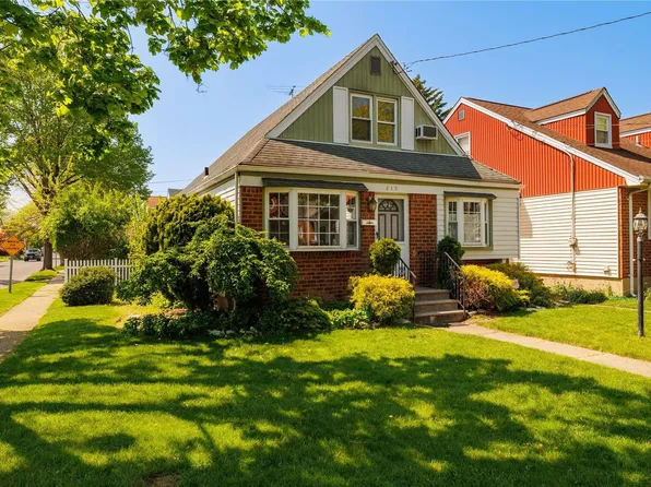 819 Premier Boulevard, New Hyde Park, NY 11040