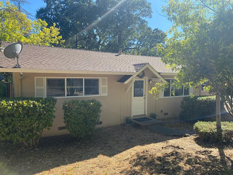 1002 Creekside Ct — Photo 1